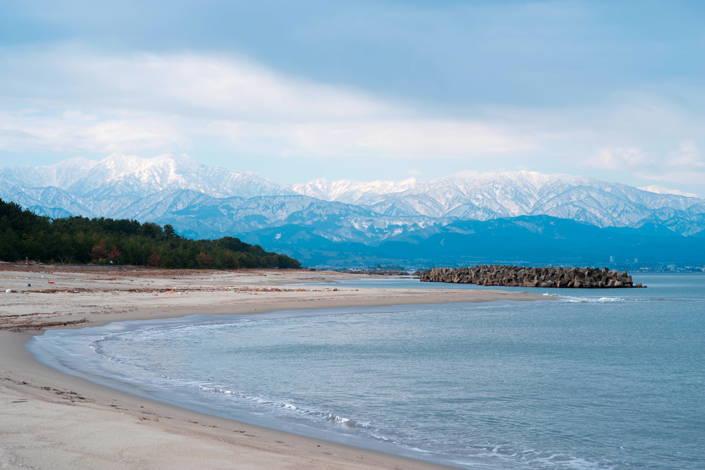549451b3-3c89-42c3-b294-396c7df39dee.jpg La baie de Toyama et les montagnes de Tateyama