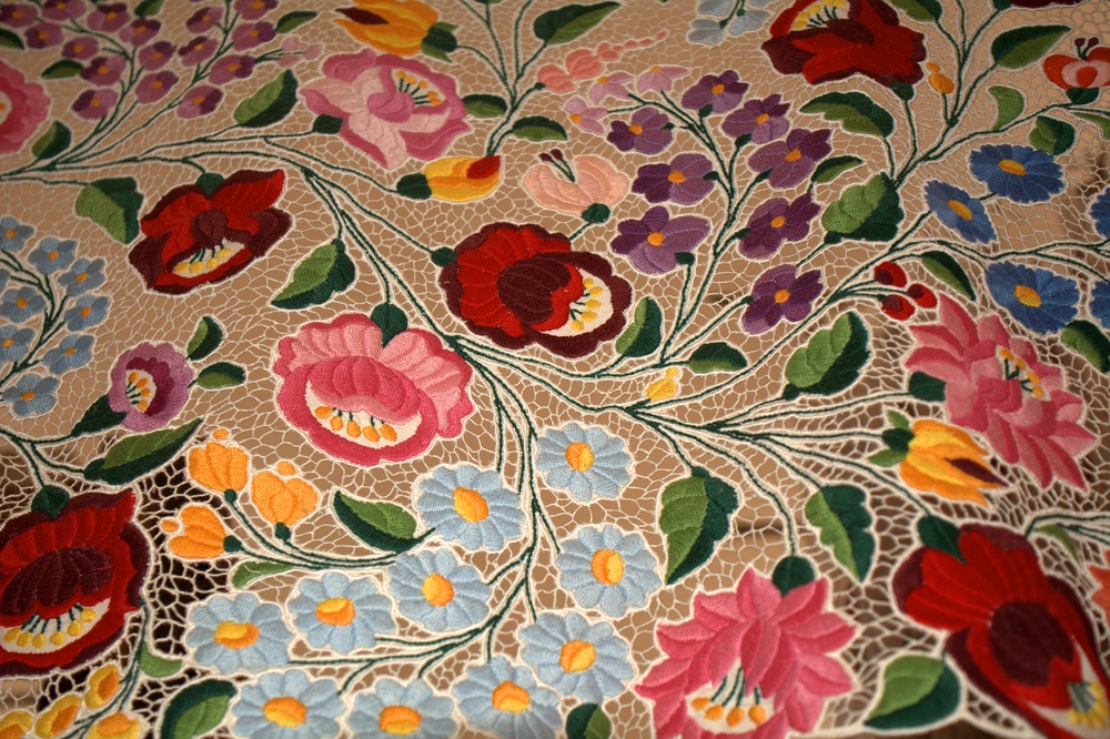 ハンガリー製 ハンドメイド カロチャ刺繍 ドイリー テーブルセンター