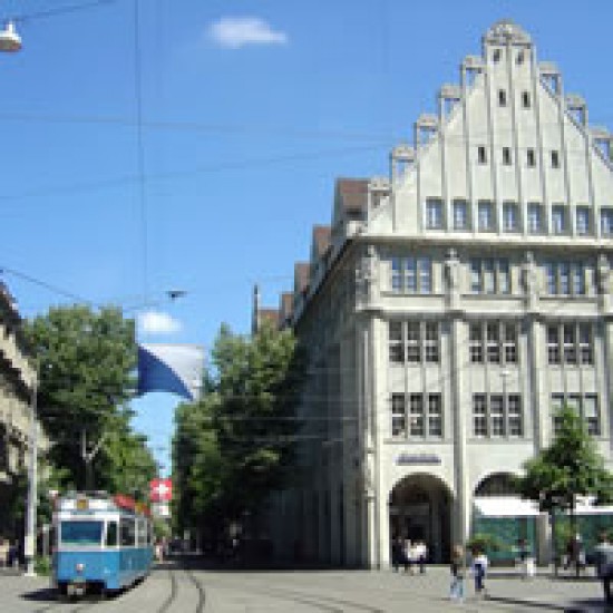 チューリッヒ発