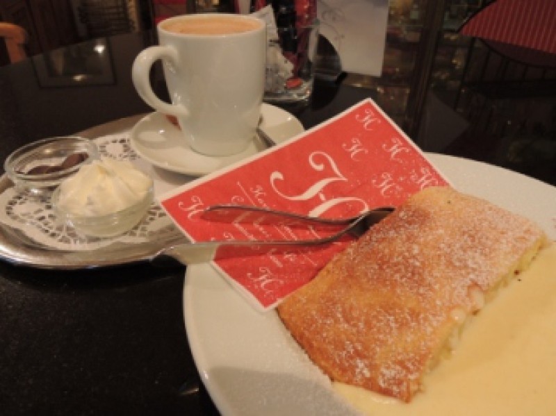 ドイツの名(迷?)物 その10 アプフェルシュトゥルーデル(おまけ1:クヴァーク おまけ2:ハイセショコラーデ)