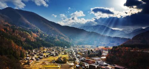 Le village unique et isolé de Shirakawa-gō